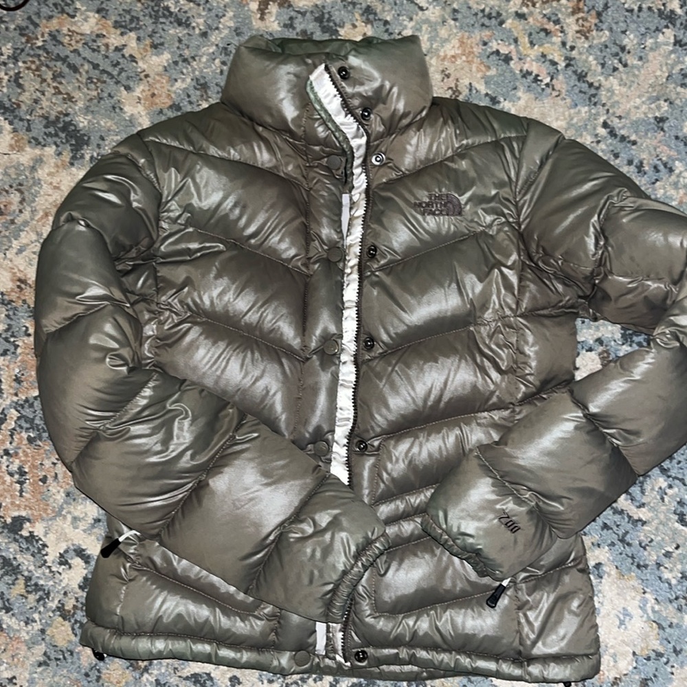 North face green puffer perfect for winter inside pocket. in perfect condition.